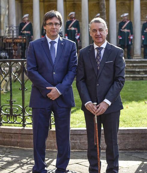 Urkullu posa con Carles Puigdemont  tras jurar su cargo como lehendakari ante el Árbol de Gernika, el 26 de noviembre de 2016.