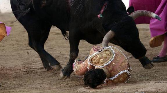 Momento en el que Iván Fandiño ha sido corneado por el toro en la corrida de Aire sur Adour. /  