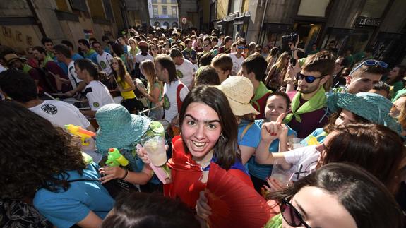 Multitud de jóvenes desfilaron en kalejira por las calles de Tolosa junto al grupo de percursión ‘Mulambo’. 
