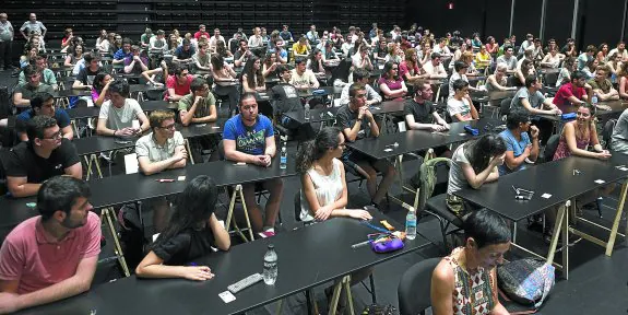 Los 170 alumnos de la especialidad de 'Interpretación Clásico', preparados para realizar el examen en el auditorio de Musikene.