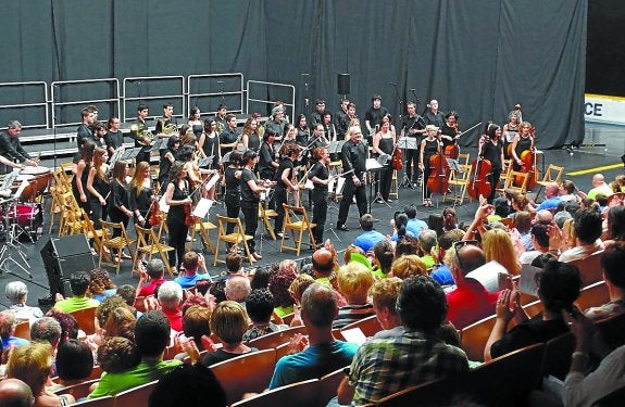 Orquesta. El pasado sábado tocó en la fiesta en favor de Leire Martín en el Municipal.