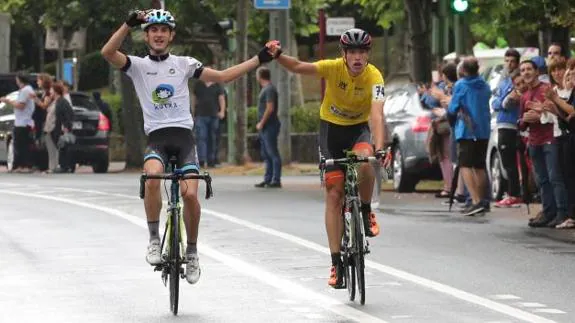 Unai Iribar y Oier Lazkano entran triunfantes en la meta de Zarautz.