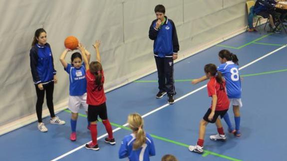 Partido de baloncesto femenino en edad escolar. 