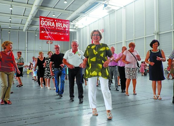 Las canciones con coreografía triunfan tanto o más que las que se bailan agarrados. 