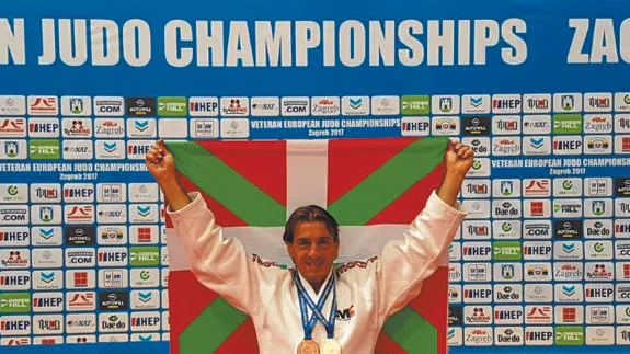 Iñigo Elorza posa con la ikurriña y sus dos medallas en el Europeo de veteranos celebrado en Croacia.