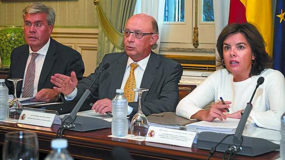 Cristóbal Montoro y Soraya Sáenz de Santamaría, ayer en la comisión de Administración Local.
