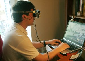 Unas gafas virtuales y un programa informático permiten al usuario recrear un viaje en avión. [JUANJO AYGÜES]