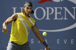 Nadal jugaba anoche contra Alun Jones. [EFE]