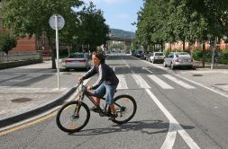 El nuevo bidegorri permitirá a los vecinos de Errotaburu conectar desde sus casas con el conjunto de la red ciclista. [LOBO ALTUNA]