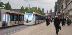 Fotomontaje de dos de los nuevos tranvías a su paso por una céntrica calle de Edimburgo.