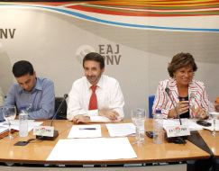 Imanol Lasa, Josu Jon Imaz y Josune Ariztondo, en la Asamblea Nacional de ayer en Bilbao. [CHEMA MOYA / EFE]