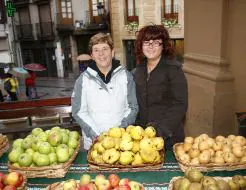 Amaia y Ane, madre e hija, muestran unos membrillos. [J. MARÍN]