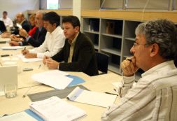 En primer término Muñagorri, gerente de Txingudi, y a su derecha Santano y Kerejeta. [F. DE LA HERA]