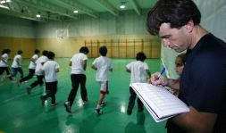 Un profesor de Educación Física dirige una clase de gimnasia en un polideportivo de un centro educativo. [JESÚS ANDRADE]