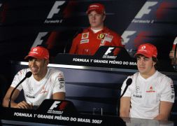 Lewis Hamilton y Fernando Alonso comparecieron en la rueda de prensa junto a Kimi Raikkonen, situado a su espalda. [AP]