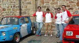 Cuatro de los pilotos oñatiarras que compiten en distintos campeonatos en la exhibición de coches antiguos de fiestas. [MARIAN]