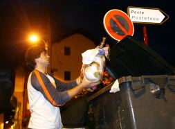 Un joven introduce una bolsa en un contenedor de basura de Hendaya. [F. DE LA HERA]