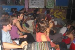 Los grupos musicales animan a la juventud a participar en el concierto.