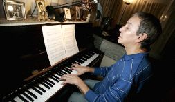 Fernando Telletxea posa al piano en su domicilio madrileño. [ALVARO HERNÁNDEZ]