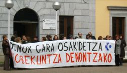 Trabajadores del ambulatorio de Azpeitia durante la concentración de ayer. [ELI AIZPURU]