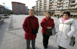 Pastora, Mari Mar y Emi son tres de las vecinas de Beraun que encabezan las protestas para el cierre del vertedero de San Marcos. [ARIZMENDI]