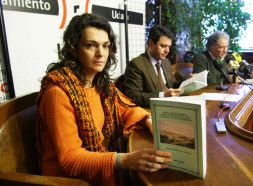Marta Trutxuelo, autora del libro, con José Antonio Santano y José Monje en segundo término. [F. DE LA HERA]