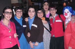 Imaginación y buen humor son los ingredientes para encontrar un buen disfraz. [FÉLIX MORQUECHO]