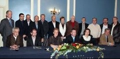 Miembros del colectivo Erabaki, ayer durante la presentación del manifiesto de la plataforma. [TELEPRESS]