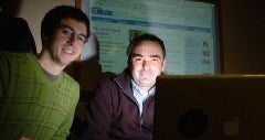 Josu Mendicute y Luistxo Fernández presentaron ayer las novedades introducidas en Eibar.org. [FÉLIX MORQUECHO]