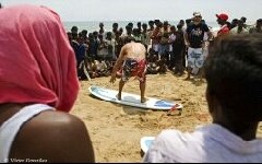 Proiektuko kideak Indian hangoei surfean irakastean. [VICTOR GONZALEZ]