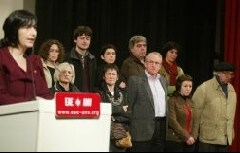 Miren Legorburu, en un primer plano, con otros candidatos de ANV al fondo. [MICHELENA]