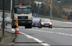Los conductores se encuentran desde hace semanas con un cono en la entrada a la avenida de Tolosa viniendo desde la Variante o desde Añorga. Se quiere indicar que hay junto al cono avisador una arqueta rota en el arcén. Lo curioso es que este desperfecto lleva así desde hace varias semanas y no se produce el arreglo correspondiente para evitar otros problemas. [APREA]