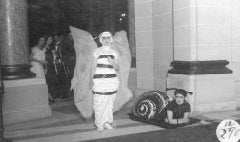 Estas simpáticas mariposa y caracol son de un Carnaval posterior, el de 1923.