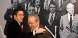 López saluda a Benegas durante el acto del vigésimo aniversario del Consejo General Vasco, ayer en Bilbao. [TELEPRESS]