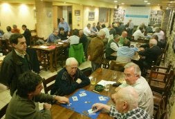 Los salones de la Unión Artesana acogen el Campeonato de Mus Intersociedades. [MICHELENA]