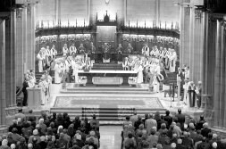 El altar de la catedral del Buen Pastor, durante el funeral, presidido por cinco prelados vascos. [LUSA]