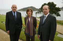 Javier Retegi, Ana Guzmán y José Ignacio García Ramos en los jardines del Palacio Miramar. [MICHELENA]