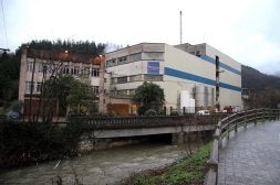 Vista de Papelera de Amaroz de Tolosa, una empresa centenaria dedicada a la fabricación de papel de impresión. [KLISK]