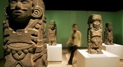 Una visitante observa los guerreros solares de la exposición del Imperio Azteca que montó el museo en 2005. [BERNARDO CORRAL]
