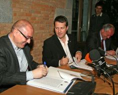 El consejero de Vivienda del Gobierno Vasco, Javier Madrazo y Bildarratz ayer en la firma del convenio. [KLISK]