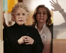 Lola Herra y su hija Natalia Dicenta en una escena de la nueva serie. [TVE]