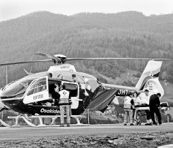 El helicóptero, en los aledaños del hospital de Mendaro.