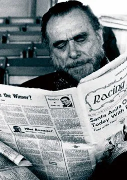 Charles Bukowski, con el periódico de las carreras de caballos.