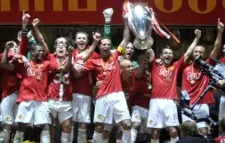 Los jugadores del Manchester celebran con la copa su victoria frente al Chelsea, anoche en Moscú. [afp]