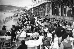 Las terrazas de los cafés del malecón solían estar a rebosar, como se aprecia en esta imagen de la década de los setenta.