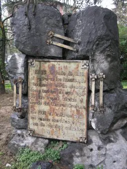 El monolito con la placa  que recuerda la batalla de Senpere. /JUANTXO UNANUA