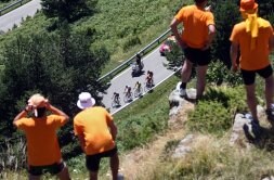 Las etapas pirenaicas del Tour de Francia a pie de puerto de la mano de las tres peñas ciclistas
