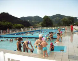 Niños y mayores pueden disfrutar ya de la piscina. /PARRA