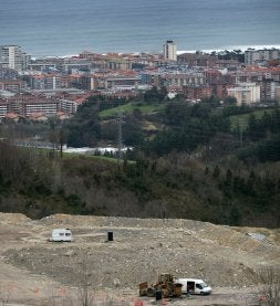 Vertedero de Urteta y al fondo, Zarautz. /APREA