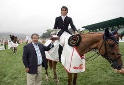 El chileno Tomas Couve recibe el trofeo de ganador del Gran Premio. /JOSE MARI LÓPEZ